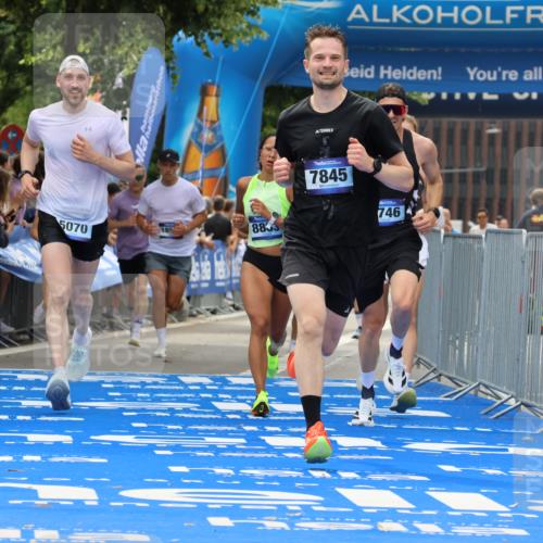 29.06.2025 - hella hamburg halbmarathon Strokosch-Dieckow http://msf.ph/oto/8346533 29.06.2025 10:32:23 Ziel 5070, 5746, 7845, 8883, 10484, 10876, 11745, 13199, 16065, 16957, 18562, 18563 meine-sportfotos.de