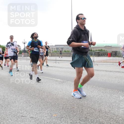 29.06.2025 - hella hamburg halbmarathon Lena Gebhardt http://msf.ph/oto/8346599 29.06.2025 10:47:51 Lombardsbrücke 18415, 1906, 1618, 2704, 16018, 1045, 18474, 1045, 1174, 1175, 1246, 1392, 1434, 1618, 1639, 1701, 1926, 2148, 2163, 2197, 2407, 2491, 2545, 2704, 2790, 2882, 2994, 3049, 3339, 3468, 4037, 4327, 4423, 4856, 4974, 4975, 5621, 5622, 5886, 5895, 6255, 6256, 7240, 7393, 7394, 7403, 7427, 7916, 7970, 8077, 8270, 8310, 8550, 8774, 9356, 9687, 9696, 9697, 10658, 10777, 10794, 10991, 11351, 11458, 11548, 11730, 11738, 11781, 11802, 11909, 12431 meine-sportfotos.de