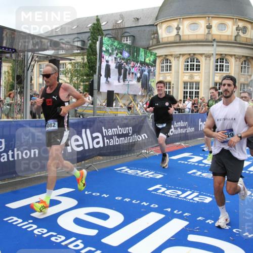 29.06.2025 - hella hamburg halbmarathon Michael Strokosch http://msf.ph/oto/8346606 29.06.2025 10:52:16 Ziel 1482, 2397, 4419, 4837, 5032, 5087, 5093, 5482, 6897, 9074, 9082, 12135, 13726, 14248, 14300, 15275, 16003, 16320, 16591, 17033, 17130, 18475, 18801 meine-sportfotos.de