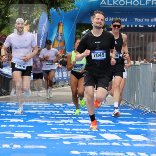 29.06.2025 - hella hamburg halbmarathon Strokosch-Dieckow http://msf.ph/oto/8346635 29.06.2025 10:32:23 Ziel 5070, 5746, 7845, 8883, 10484, 10876, 11745, 13199, 16065, 16957, 18562, 18563 meine-sportfotos.de