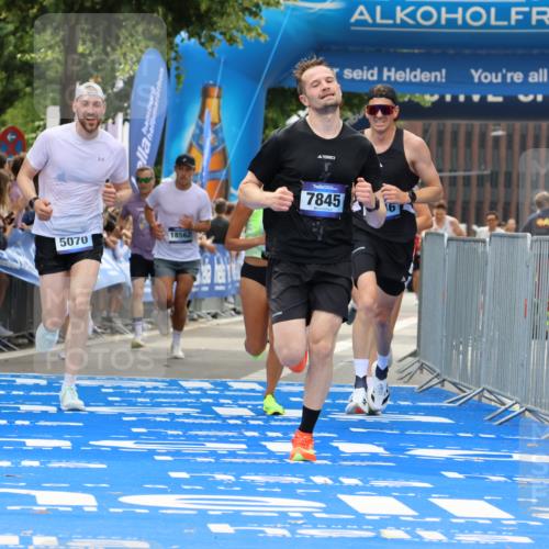 29.06.2025 - hella hamburg halbmarathon Strokosch-Dieckow http://msf.ph/oto/8346678 29.06.2025 10:32:23 Ziel 5070, 5746, 7845, 8883, 10484, 10876, 11745, 13199, 16065, 16957, 18562, 18563 meine-sportfotos.de