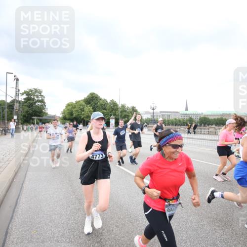29.06.2025 - hella hamburg halbmarathon Jannik Wohlers http://msf.ph/oto/8346712 29.06.2025 10:56:14 Lombardsbrücke 1047, 2143, 2307, 2887, 2991, 3438, 3516, 3517, 3520, 3614, 3675, 3676, 3953, 3987, 4094, 4118, 4773, 5237, 5438, 5911, 5944, 6348, 6349, 7307, 7711, 8108, 8150, 8606, 8939, 8943, 9172, 9210, 9517, 9902, 9905, 9910, 10555, 10569, 10571, 10932, 10936, 11047, 11089, 11204, 12221, 12328, 12354, 12543, 12993, 13096, 13108, 13834, 14613, 14711, 14746, 15215, 15747, 16034, 16934, 17494, 17797, 18047, 18197 meine-sportfotos.de