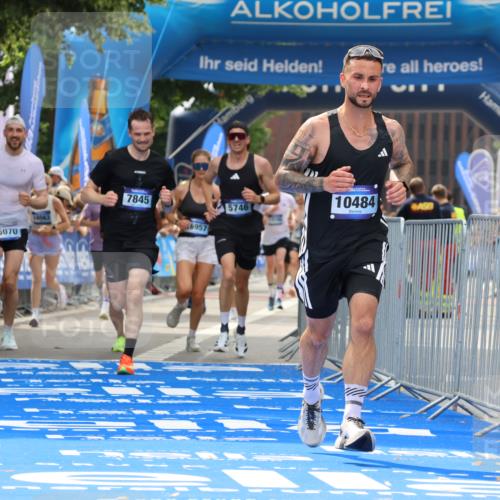 29.06.2025 - hella hamburg halbmarathon Strokosch-Dieckow http://msf.ph/oto/8346721 29.06.2025 10:32:21 Ziel 5070, 5746, 7272, 7845, 8883, 10484, 10876, 11745, 16065, 16957 meine-sportfotos.de