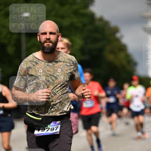 29.06.2025 - hella hamburg halbmarathon Dr. Thomas Lammeyer http://msf.ph/oto/8346724 29.06.2025 10:18:21 Kennedybrücke 1071, 1131, 1406, 1480, 2990, 3020, 3025, 3154, 3728, 3756, 3834, 3939, 5191, 5546, 5670, 6028, 6083, 6366, 6717, 7209, 7442, 7802, 7840, 7991, 8001, 8055, 8147, 8409, 9173, 9663, 9845, 10224, 10610, 10977, 11355 meine-sportfotos.de