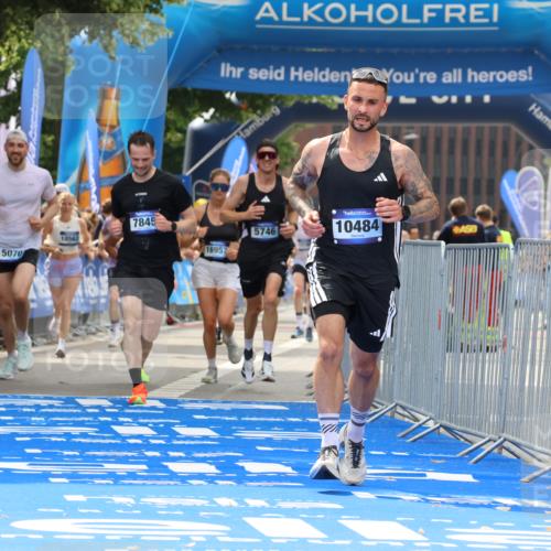 29.06.2025 - hella hamburg halbmarathon Strokosch-Dieckow http://msf.ph/oto/8346854 29.06.2025 10:32:20 Ziel 1894, 5070, 5746, 7272, 7845, 8883, 10484, 10876, 11745, 16065, 16957 meine-sportfotos.de