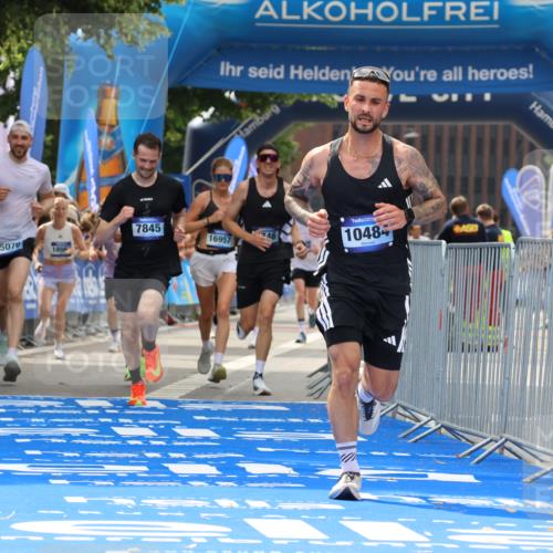 29.06.2025 - hella hamburg halbmarathon Strokosch-Dieckow http://msf.ph/oto/8346949 29.06.2025 10:32:21 Ziel 5070, 5746, 7272, 7845, 8883, 10484, 10876, 11745, 16065, 16957 meine-sportfotos.de