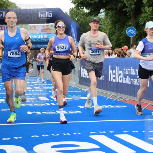 29.06.2025 - hella hamburg halbmarathon Strokosch-Dieckow http://msf.ph/oto/8347046 29.06.2025 10:53:04 Ziel 2111, 2208, 3059, 3258, 3334, 4121, 7509, 7864, 8587, 9093, 9537, 12155, 12367, 12519, 12910, 14323, 14791, 15430, 16986, 18590, 18720, 19208 meine-sportfotos.de