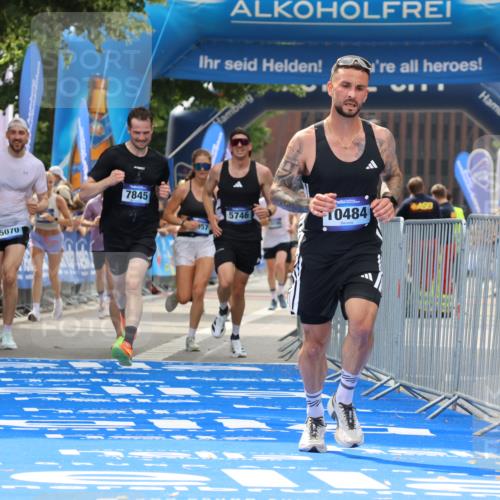 29.06.2025 - hella hamburg halbmarathon Strokosch-Dieckow http://msf.ph/oto/8347048 29.06.2025 10:32:21 Ziel 5070, 5746, 7272, 7845, 8883, 10484, 10876, 11745, 16065, 16957 meine-sportfotos.de