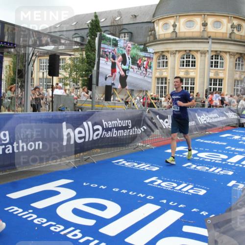 29.06.2025 - hella hamburg halbmarathon Michael Strokosch http://msf.ph/oto/8347109 29.06.2025 10:52:21 Ziel 4140, 4419, 4587, 4837, 5087, 5482, 6164, 7896, 9074, 13707, 15275, 15446, 16591, 17773 meine-sportfotos.de