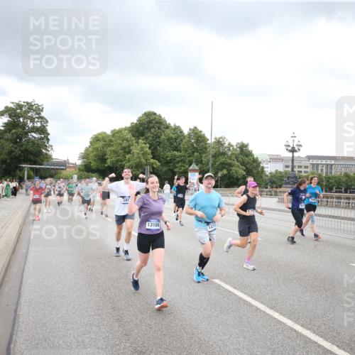29.06.2025 - hella hamburg halbmarathon Jannik Wohlers http://msf.ph/oto/8347164 29.06.2025 10:56:19 Lombardsbrücke 2143, 2307, 2887, 2991, 3348, 3418, 3438, 3516, 3517, 3520, 3614, 4094, 4118, 4773, 5237, 5438, 5589, 5911, 5944, 6348, 6349, 7307, 7381, 8108, 8150, 8606, 8939, 8943, 9172, 9210, 9402, 9404, 9517, 9902, 9905, 9910, 10138, 10309, 10555, 10569, 10571, 10936, 11047, 11089, 11204, 12221, 12328, 12354, 12543, 12993, 13096, 13108, 13801, 13834, 14117, 14472, 14711, 14746, 15215, 15748, 15823, 16034, 17797, 18197 meine-sportfotos.de