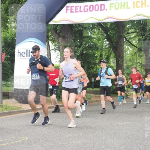 29.06.2025 - hella hamburg halbmarathon KatJ http://msf.ph/oto/8347269 29.06.2025 10:49:54 Zwischen KM18-KM19 1254, 1334, 1573, 1722, 1881, 3001, 3921, 4370, 4665, 5384, 5734 meine-sportfotos.de
