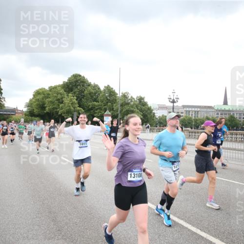 29.06.2025 - hella hamburg halbmarathon Jannik Wohlers http://msf.ph/oto/8347312 29.06.2025 10:56:19 Lombardsbrücke 2143, 2307, 2887, 2991, 3348, 3418, 3438, 3516, 3517, 3520, 3614, 4094, 4118, 4773, 5237, 5438, 5589, 5911, 5944, 6348, 6349, 7307, 7381, 8108, 8150, 8606, 8939, 8943, 9172, 9210, 9402, 9404, 9517, 9902, 9905, 9910, 10138, 10309, 10555, 10569, 10571, 10936, 11047, 11089, 11204, 12221, 12328, 12354, 12543, 12993, 13096, 13108, 13801, 13834, 14117, 14472, 14711, 14746, 15215, 15748, 15823, 16034, 17797, 18197 meine-sportfotos.de