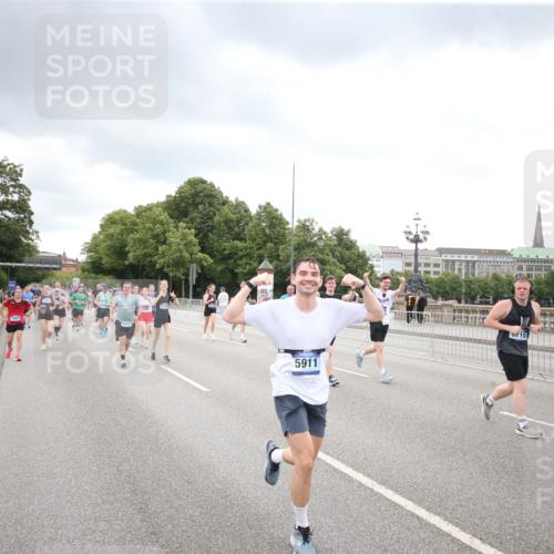 29.06.2025 - hella hamburg halbmarathon Jannik Wohlers http://msf.ph/oto/8347340 29.06.2025 10:56:20 Lombardsbrücke 2143, 2307, 2887, 2932, 2991, 3348, 3418, 3438, 3516, 3517, 3520, 3614, 4094, 4118, 4773, 5438, 5589, 5911, 5944, 6348, 6349, 7381, 8108, 8150, 8606, 8939, 8943, 9172, 9210, 9402, 9404, 9517, 9902, 9905, 9910, 10138, 10309, 10555, 10569, 10571, 10936, 11047, 11089, 11204, 12221, 12328, 12354, 12993, 13096, 13108, 13273, 13671, 13801, 13834, 14117, 14472, 14711, 14746, 15215, 15748, 15823, 16034, 18197 meine-sportfotos.de