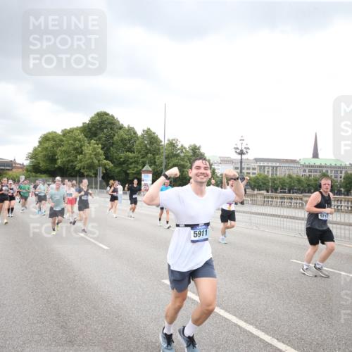 29.06.2025 - hella hamburg halbmarathon Jannik Wohlers http://msf.ph/oto/8347388 29.06.2025 10:56:20 Lombardsbrücke 2143, 2307, 2887, 2932, 2991, 3348, 3418, 3438, 3516, 3517, 3520, 3614, 4094, 4118, 4773, 5438, 5589, 5911, 5944, 6348, 6349, 7381, 8108, 8150, 8606, 8939, 8943, 9172, 9210, 9402, 9404, 9517, 9902, 9905, 9910, 10138, 10309, 10555, 10569, 10571, 10936, 11047, 11089, 11204, 12221, 12328, 12354, 12993, 13096, 13108, 13273, 13671, 13801, 13834, 14117, 14472, 14711, 14746, 15215, 15748, 15823, 16034, 18197 meine-sportfotos.de