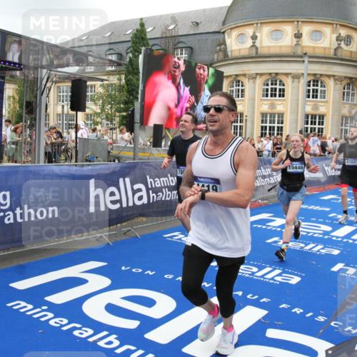 29.06.2025 - hella hamburg halbmarathon Michael Strokosch http://msf.ph/oto/8347456 29.06.2025 10:52:23 Ziel 4140, 4419, 4587, 6164, 7896, 9074, 13211, 13707, 15144, 15446, 17773, 17997 meine-sportfotos.de