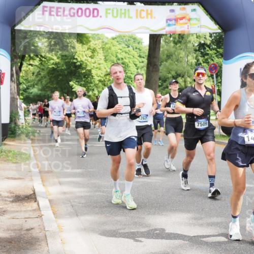 29.06.2025 - hella hamburg halbmarathon MichiJ http://msf.ph/oto/8347465 29.06.2025 10:40:44 Zwischen KM18-KM19 1267, 2771, 3334, 5077, 6723, 7509, 7918, 8335, 9032, 10263, 10549, 10724, 11009, 11333, 11689, 12607, 12910, 13297, 14239, 15497, 16467, 16780, 18418 meine-sportfotos.de