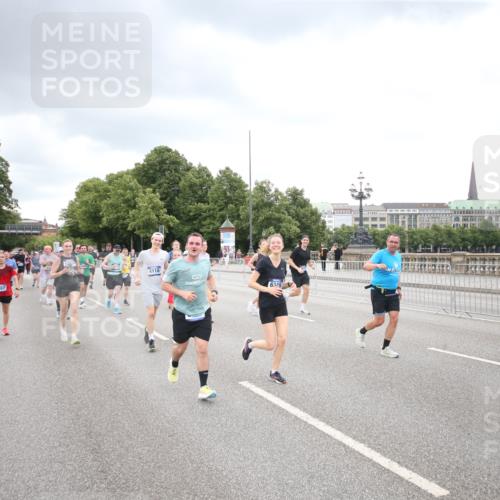 29.06.2025 - hella hamburg halbmarathon Jannik Wohlers http://msf.ph/oto/8347492 29.06.2025 10:56:23 Lombardsbrücke 2887, 2932, 2991, 3348, 3387, 3418, 3438, 3516, 3517, 3614, 4094, 4118, 5589, 5911, 5944, 6348, 6349, 7381, 8150, 8197, 8939, 8943, 9172, 9210, 9402, 9404, 9517, 9902, 9905, 9910, 10138, 10309, 10450, 10571, 10632, 10936, 11047, 11089, 11204, 12328, 12345, 12354, 12993, 13108, 13273, 13671, 13801, 13834, 14117, 14472, 14711, 14746, 15215, 15630, 15748, 15823, 18197 meine-sportfotos.de