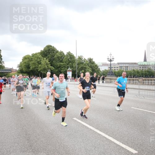 29.06.2025 - hella hamburg halbmarathon Jannik Wohlers http://msf.ph/oto/8347507 29.06.2025 10:56:23 Lombardsbrücke 2887, 2932, 2991, 3348, 3387, 3418, 3438, 3516, 3517, 3614, 4094, 4118, 5589, 5911, 5944, 6348, 6349, 7381, 8150, 8197, 8939, 8943, 9172, 9210, 9402, 9404, 9517, 9902, 9905, 9910, 10138, 10309, 10450, 10571, 10632, 10936, 11047, 11089, 11204, 12328, 12345, 12354, 12993, 13108, 13273, 13671, 13801, 13834, 14117, 14472, 14711, 14746, 15215, 15630, 15748, 15823, 18197 meine-sportfotos.de