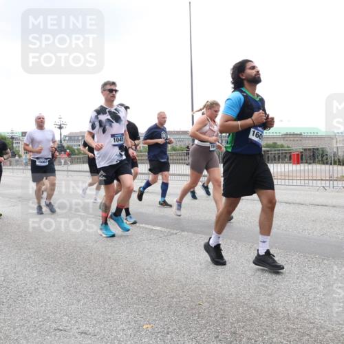 29.06.2025 - hella hamburg halbmarathon Lena Gebhardt http://msf.ph/oto/8347590 29.06.2025 10:47:52 Lombardsbrücke 1099, 18415, 19062, 1045, 184, 160, 1045, 1174, 1175, 1246, 1392, 1434, 1618, 1639, 1701, 1926, 2148, 2163, 2197, 2407, 2491, 2545, 2650, 2704, 2790, 2882, 2994, 3049, 3339, 3468, 4037, 4327, 4423, 4856, 4974, 4975, 5621, 5622, 5886, 5895, 6255, 6256, 7240, 7393, 7394, 7403, 7427, 7916, 7970, 8077, 8270, 8310, 8521, 8550, 8774, 9356, 9687, 9696, 9697, 10658, 10777, 10794, 10991, 11351, 11458, 11548, 11730, 11738, 11781, 11802, 11909, 12431 meine-sportfotos.de