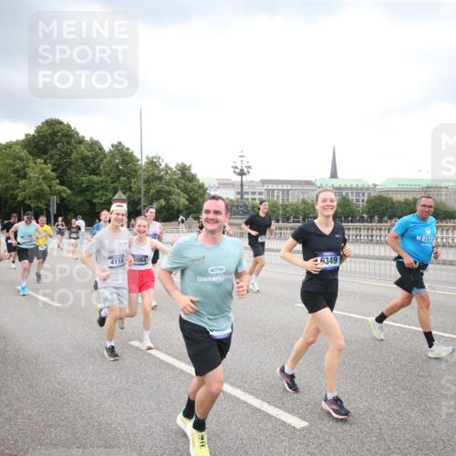 29.06.2025 - hella hamburg halbmarathon Jannik Wohlers http://msf.ph/oto/8347653 29.06.2025 10:56:23 Lombardsbrücke 2887, 2932, 2991, 3348, 3387, 3418, 3438, 3516, 3517, 3614, 4094, 4118, 5589, 5911, 5944, 6348, 6349, 7381, 8150, 8197, 8939, 8943, 9172, 9210, 9402, 9404, 9517, 9902, 9905, 9910, 10138, 10309, 10450, 10571, 10632, 10936, 11047, 11089, 11204, 12328, 12345, 12354, 12993, 13108, 13273, 13671, 13801, 13834, 14117, 14472, 14711, 14746, 15215, 15630, 15748, 15823, 18197 meine-sportfotos.de