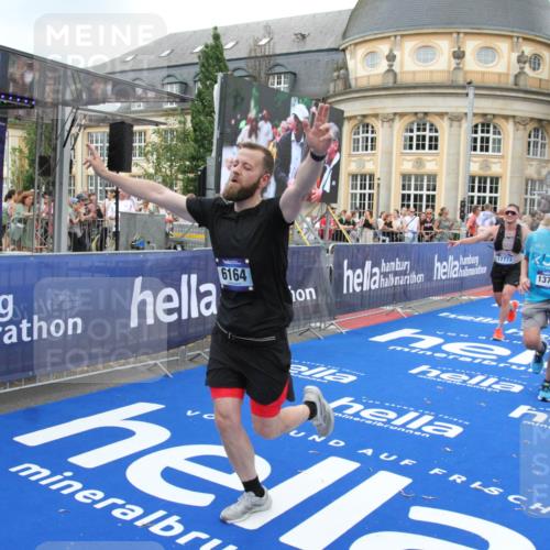 29.06.2025 - hella hamburg halbmarathon Michael Strokosch http://msf.ph/oto/8347684 29.06.2025 10:52:25 Ziel 4140, 4419, 4587, 6164, 7896, 9876, 13015, 13211, 13707, 15144, 15446, 17773, 17997 meine-sportfotos.de
