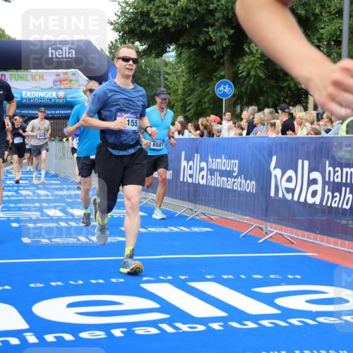 29.06.2025 - hella hamburg halbmarathon Strokosch-Dieckow http://msf.ph/oto/8347689 29.06.2025 10:53:01 Ziel 2208, 3059, 3258, 3334, 4121, 4770, 5907, 7509, 7864, 8139, 8587, 9093, 9537, 12155, 12367, 12519, 12910, 14323, 14791, 15430, 18590, 18720, 19208 meine-sportfotos.de