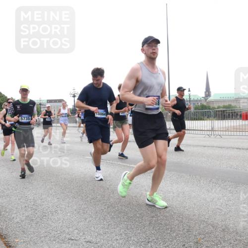 29.06.2025 - hella hamburg halbmarathon Lena Gebhardt http://msf.ph/oto/8347715 29.06.2025 10:38:32 Lombardsbrücke 16174, 737, 18864, 3041, 5735, 56, 1196, 1394, 1457, 1596, 1721, 1742, 1791, 1901, 1966, 2113, 2151, 2498, 2576, 2660, 2693, 2786, 3010, 3094, 3095, 3216, 3242, 3286, 3323, 3338, 3635, 3636, 3716, 3726, 3777, 3841, 3927, 4028, 4139, 4155, 4159, 4259, 4260, 4316, 4414, 4883, 5085, 5089, 5155, 5300, 5617, 5684, 5713, 5735, 5913, 6199, 6200, 6695, 6696, 6751, 6875, 6930, 7117, 7118, 7148, 7165, 7263, 7371, 7552, 7561, 7692, 7849, 7868, 7914, 8367 meine-sportfotos.de