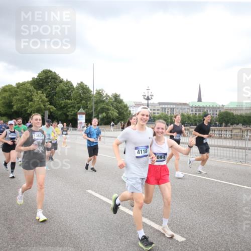 29.06.2025 - hella hamburg halbmarathon Jannik Wohlers http://msf.ph/oto/8347732 29.06.2025 10:56:24 Lombardsbrücke 1207, 2887, 2932, 2991, 3348, 3387, 3418, 3516, 3517, 3614, 4094, 4118, 5589, 5911, 5944, 6284, 6348, 6349, 7381, 7416, 7417, 8150, 8197, 8939, 8943, 9172, 9210, 9402, 9404, 9517, 9902, 9905, 9910, 10138, 10309, 10450, 10571, 10632, 10936, 11047, 11089, 11204, 12328, 12345, 12354, 12828, 12993, 13108, 13273, 13276, 13671, 13801, 13834, 14117, 14472, 14711, 14746, 15215, 15630, 15748, 15823 meine-sportfotos.de