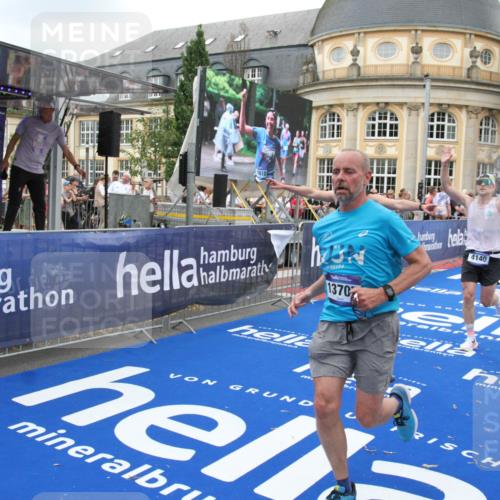 29.06.2025 - hella hamburg halbmarathon Michael Strokosch http://msf.ph/oto/8347782 29.06.2025 10:52:26 Ziel 4140, 4587, 6164, 7896, 8371, 8661, 9876, 13015, 13211, 13707, 15144, 15446, 17773, 17997 meine-sportfotos.de