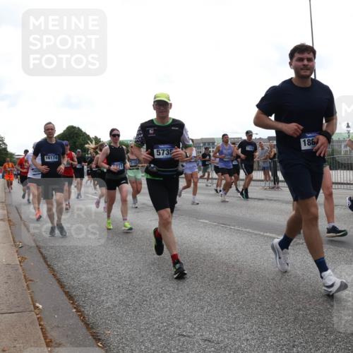 29.06.2025 - hella hamburg halbmarathon Lena Gebhardt http://msf.ph/oto/8347979 29.06.2025 10:38:33 Lombardsbrücke 19028, 16174, 188, 5735, 17478, 5155, 77, 56, 1196, 1394, 1457, 1596, 1721, 1742, 1791, 1901, 1966, 2113, 2151, 2498, 2576, 2660, 2693, 3010, 3094, 3095, 3216, 3242, 3286, 3323, 3338, 3635, 3636, 3716, 3726, 3777, 3841, 3927, 4028, 4139, 4155, 4159, 4259, 4260, 4316, 4414, 4883, 5085, 5089, 5155, 5300, 5617, 5684, 5713, 5735, 5913, 6199, 6200, 6695, 6696, 6751, 6875, 6930, 7117, 7118, 7148, 7165, 7263, 7371, 7552, 7561, 7692, 7849, 7868, 7914, 8367 meine-sportfotos.de