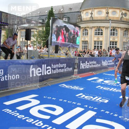 29.06.2025 - hella hamburg halbmarathon Michael Strokosch http://msf.ph/oto/8348019 29.06.2025 10:52:28 Ziel 3715, 4140, 4587, 7178, 8371, 8661, 9145, 9876, 11791, 13015, 13211, 13707, 14561, 15144, 17773, 17997 meine-sportfotos.de