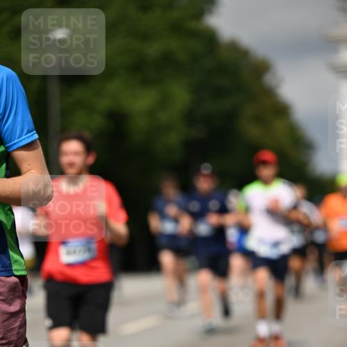 29.06.2025 - hella hamburg halbmarathon Dr. Thomas Lammeyer http://msf.ph/oto/8348062 29.06.2025 10:18:22 Kennedybrücke 1071, 1131, 1406, 1480, 2990, 3020, 3025, 3154, 3728, 3756, 3834, 3939, 5191, 5546, 5670, 6028, 6083, 6366, 6717, 7209, 7442, 7802, 7840, 7991, 8001, 8055, 8147, 8409, 9173, 9663, 9845, 10224, 10610, 10977, 11355 meine-sportfotos.de