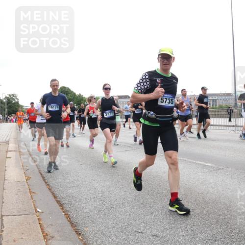 29.06.2025 - hella hamburg halbmarathon Lena Gebhardt http://msf.ph/oto/8348094 29.06.2025 10:38:33 Lombardsbrücke 190, 16174, 3777, 5735, 17470, 18, 56, 1196, 1394, 1457, 1596, 1721, 1742, 1791, 1901, 1966, 2113, 2151, 2498, 2576, 2660, 2693, 3010, 3094, 3095, 3216, 3242, 3286, 3323, 3338, 3635, 3636, 3716, 3726, 3777, 3841, 3927, 4028, 4139, 4155, 4159, 4259, 4260, 4316, 4414, 4883, 5085, 5089, 5155, 5300, 5617, 5684, 5713, 5735, 5913, 6199, 6200, 6695, 6696, 6751, 6875, 6930, 7117, 7118, 7148, 7165, 7263, 7371, 7552, 7561, 7692, 7849, 7868, 7914, 8367 meine-sportfotos.de