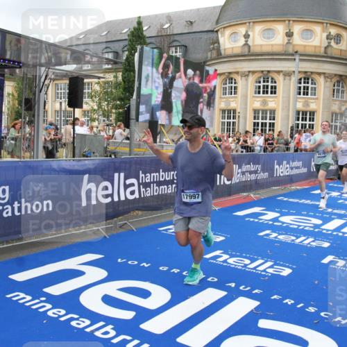 29.06.2025 - hella hamburg halbmarathon Michael Strokosch http://msf.ph/oto/8348125 29.06.2025 10:52:29 Ziel 3715, 4140, 7178, 7232, 8371, 8661, 9145, 9876, 11791, 13015, 13211, 14561, 15144, 15980, 17997 meine-sportfotos.de