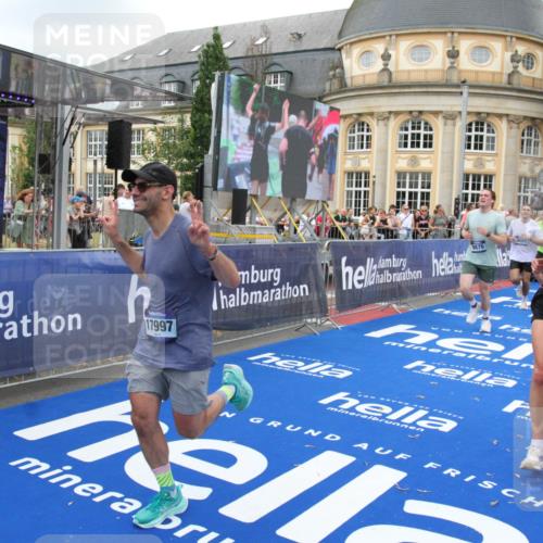 29.06.2025 - hella hamburg halbmarathon Michael Strokosch http://msf.ph/oto/8348182 29.06.2025 10:52:30 Ziel 3715, 7178, 7232, 8371, 8661, 9145, 9876, 11791, 13015, 13211, 14561, 15144, 15980, 17997 meine-sportfotos.de