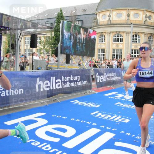 29.06.2025 - hella hamburg halbmarathon Michael Strokosch http://msf.ph/oto/8348245 29.06.2025 10:52:30 Ziel 3715, 7178, 7232, 8371, 8661, 9145, 9876, 11791, 13015, 13211, 14561, 15144, 15980, 17997 meine-sportfotos.de