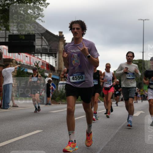 29.06.2025 - hella hamburg halbmarathon Yannick Fuchs http://msf.ph/oto/8348275 29.06.2025 10:52:33 20KM 1319, 1833, 2159, 2250, 2619, 2711, 2996, 4550, 4767, 5675, 6860, 7659, 7856, 8089, 8392, 9156, 9353, 9553, 9555, 9835, 10020, 10268, 10319, 10518, 10539, 10703, 10915, 11394, 11605, 11808, 11846, 12495, 12734, 12735, 12809, 13287, 13512, 13654, 13694, 14355, 14673, 15197, 16189, 16206, 16409, 16922, 16924, 17531, 17665, 17782, 17810, 17814, 17839, 17852, 17931, 17967, 18556, 18682, 18727, 18833, 18985, 19002, 19003 meine-sportfotos.de