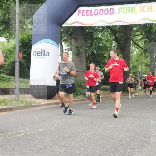29.06.2025 - hella hamburg halbmarathon KatJ http://msf.ph/oto/8348295 29.06.2025 10:50:10 Zwischen KM18-KM19 4328, 7243 meine-sportfotos.de