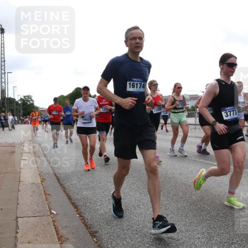 29.06.2025 - hella hamburg halbmarathon Lena Gebhardt http://msf.ph/oto/8348370 29.06.2025 10:38:34 Lombardsbrücke 737, 4155, 15644, 19028, 16174, 13200, 5155, 089, 3777, 117, 1621, 56, 1196, 1390, 1394, 1457, 1596, 1721, 1742, 1791, 1966, 2113, 2151, 2498, 2576, 2660, 2693, 3010, 3094, 3095, 3216, 3242, 3286, 3323, 3338, 3635, 3636, 3716, 3726, 3777, 3841, 3927, 4028, 4139, 4155, 4159, 4259, 4260, 4316, 4414, 4883, 5085, 5089, 5155, 5300, 5617, 5684, 5713, 5735, 5913, 6199, 6200, 6695, 6696, 6751, 6875, 6930, 7117, 7148, 7165, 7263, 7371, 7552, 7561, 7692, 7849, 7868, 7914, 8367, 9708 meine-sportfotos.de
