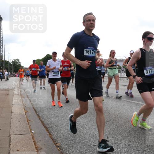 29.06.2025 - hella hamburg halbmarathon Lena Gebhardt http://msf.ph/oto/8348437 29.06.2025 10:38:35 Lombardsbrücke 415515644, 19028, 16174, 13200, 3777, 56, 1196, 1232, 1390, 1394, 1457, 1596, 1721, 1742, 1791, 1966, 2113, 2151, 2498, 2576, 2660, 2693, 3010, 3094, 3095, 3216, 3242, 3286, 3323, 3338, 3635, 3636, 3716, 3726, 3777, 3841, 3927, 4028, 4139, 4155, 4159, 4259, 4260, 4316, 4414, 4883, 5085, 5089, 5155, 5300, 5617, 5684, 5735, 5913, 6200, 6695, 6696, 6751, 6875, 6930, 7117, 7148, 7165, 7263, 7371, 7552, 7561, 7692, 7849, 7868, 7914, 8367, 9708, 10554 meine-sportfotos.de