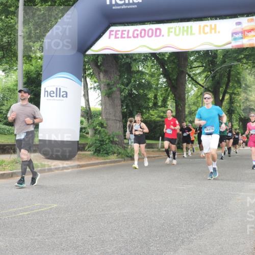 29.06.2025 - hella hamburg halbmarathon KatJ http://msf.ph/oto/8348464 29.06.2025 10:50:13 Zwischen KM18-KM19 2424, 2685, 4328 meine-sportfotos.de