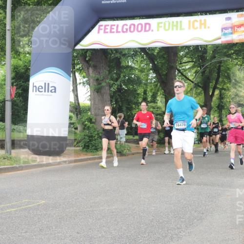 29.06.2025 - hella hamburg halbmarathon KatJ http://msf.ph/oto/8348529 29.06.2025 10:50:13 Zwischen KM18-KM19 2424, 2685, 4328 meine-sportfotos.de