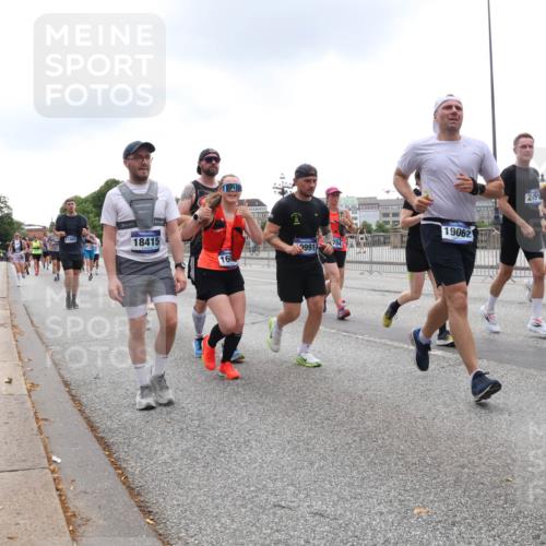 29.06.2025 - hella hamburg halbmarathon Lena Gebhardt http://msf.ph/oto/8348567 29.06.2025 10:47:53 Lombardsbrücke 11802, 18415, 704, 1991, 16, 19062, 2491, 10658, 1045, 1174, 1175, 1246, 1392, 1434, 1618, 1639, 1701, 1926, 2148, 2163, 2197, 2407, 2491, 2545, 2650, 2704, 2790, 2882, 2958, 2994, 3049, 3339, 3468, 4037, 4327, 4423, 4856, 4974, 4975, 5621, 5622, 5886, 6255, 6256, 7240, 7393, 7394, 7403, 7427, 7916, 7970, 8077, 8270, 8310, 8521, 8550, 8774, 9356, 9687, 9696, 9697, 10658, 10777, 10794, 10991, 11351, 11458, 11548, 11730, 11738, 11742, 11781, 11802, 11909, 12431 meine-sportfotos.de