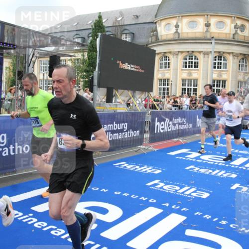29.06.2025 - hella hamburg halbmarathon Michael Strokosch http://msf.ph/oto/8348623 29.06.2025 10:52:33 Ziel 3715, 7178, 7232, 8371, 8661, 9145, 9876, 11791, 13015, 13301, 14561, 15980, 18982 meine-sportfotos.de