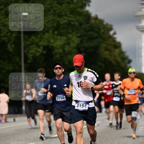 29.06.2025 - hella hamburg halbmarathon Dr. Thomas Lammeyer http://msf.ph/oto/8348629 29.06.2025 10:18:24 Kennedybrücke 1071, 1131, 1406, 1480, 2990, 3020, 3025, 3154, 3728, 3756, 3834, 3939, 5191, 5546, 5670, 6028, 6083, 6366, 6717, 6724, 7209, 7442, 7802, 7840, 7991, 8055, 8147, 8409, 9173, 9663, 10224, 10610, 10977 meine-sportfotos.de
