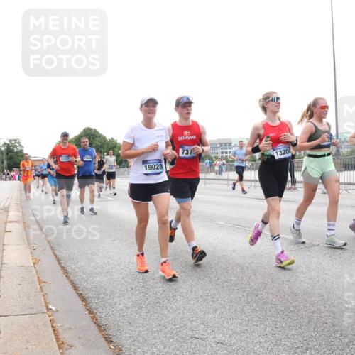 29.06.2025 - hella hamburg halbmarathon Lena Gebhardt http://msf.ph/oto/8348688 29.06.2025 10:38:35 Lombardsbrücke 4155, 15644, 19028, 737, 13200, 5089, 117, 56, 1196, 1232, 1390, 1394, 1457, 1596, 1721, 1742, 1791, 1966, 2113, 2151, 2498, 2576, 2660, 2693, 3010, 3094, 3095, 3216, 3242, 3286, 3323, 3338, 3635, 3636, 3716, 3726, 3777, 3841, 3927, 4028, 4139, 4155, 4159, 4259, 4260, 4316, 4414, 4883, 5085, 5089, 5155, 5300, 5617, 5684, 5735, 5913, 6200, 6695, 6696, 6751, 6875, 6930, 7117, 7148, 7165, 7263, 7371, 7552, 7561, 7692, 7849, 7868, 7914, 8367, 9708, 10554 meine-sportfotos.de
