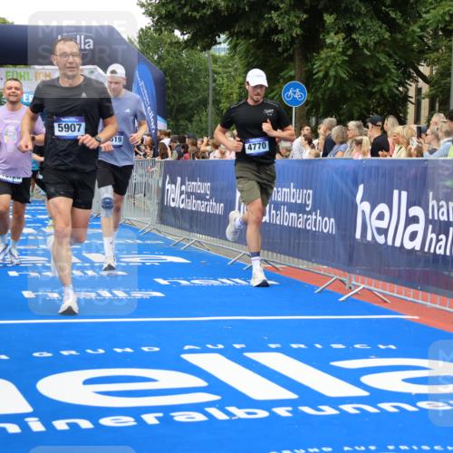 29.06.2025 - hella hamburg halbmarathon Strokosch-Dieckow http://msf.ph/oto/8348752 29.06.2025 10:52:56 Ziel 1257, 1258, 1657, 2099, 2444, 2814, 2910, 3258, 3334, 4557, 4558, 4770, 5077, 5907, 7509, 8139, 8587, 8720, 8955, 9093, 10724, 10811, 11217, 11992, 12155, 12367, 12519, 12910, 14791, 15430, 18590, 18720 meine-sportfotos.de