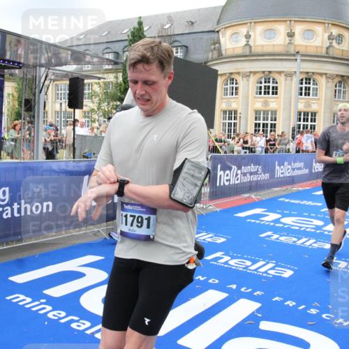 29.06.2025 - hella hamburg halbmarathon Michael Strokosch http://msf.ph/oto/8348814 29.06.2025 10:52:35 Ziel 3715, 6561, 6562, 7178, 7232, 8371, 8661, 9145, 9739, 11791, 13301, 14561, 15001, 15980, 18982 meine-sportfotos.de