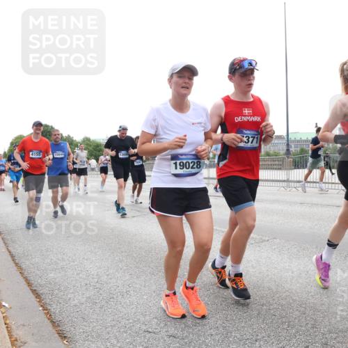 29.06.2025 - hella hamburg halbmarathon Lena Gebhardt http://msf.ph/oto/8348841 29.06.2025 10:38:36 Lombardsbrücke 4155, 15644, 13000, 19028, 371, 1320, 55, 56, 1196, 1232, 1390, 1394, 1457, 1596, 1721, 1742, 1791, 1966, 2113, 2151, 2498, 2576, 2660, 2693, 3010, 3094, 3095, 3216, 3242, 3286, 3323, 3338, 3635, 3636, 3716, 3726, 3777, 3841, 3927, 4028, 4139, 4155, 4159, 4259, 4260, 4316, 4414, 4883, 4964, 5085, 5089, 5155, 5300, 5617, 5684, 5735, 5913, 6200, 6695, 6696, 6751, 6875, 6930, 7117, 7148, 7165, 7263, 7371, 7552, 7561, 7692, 7849, 7868, 7914, 8367, 9708, 10554 meine-sportfotos.de