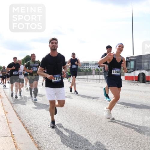 29.06.2025 - hella hamburg halbmarathon Lena Gebhardt http://msf.ph/oto/8348921 29.06.2025 10:13:42 Lombardsbrücke 5546, 2721, 7913, 4795, 12313, 13928, 1007, 1131, 1480, 1747, 1859, 2055, 2359, 2721, 2904, 2961, 2987, 3218, 3360, 3728, 3729, 4001, 4187, 4795, 4950, 5232, 5546, 5631, 5719, 6026, 6489, 6710, 6717, 6724, 7346, 7446, 7447, 7460, 7462, 7913, 8279, 8673, 8913, 9128, 9527, 9612, 9631, 10442, 10443, 10977, 11441, 12313, 12492, 12797, 12928, 12929, 13331, 13928, 15085, 15482, 15663, 15721, 15722, 15922, 16491, 17472, 17474, 17985, 18222, 18231 meine-sportfotos.de